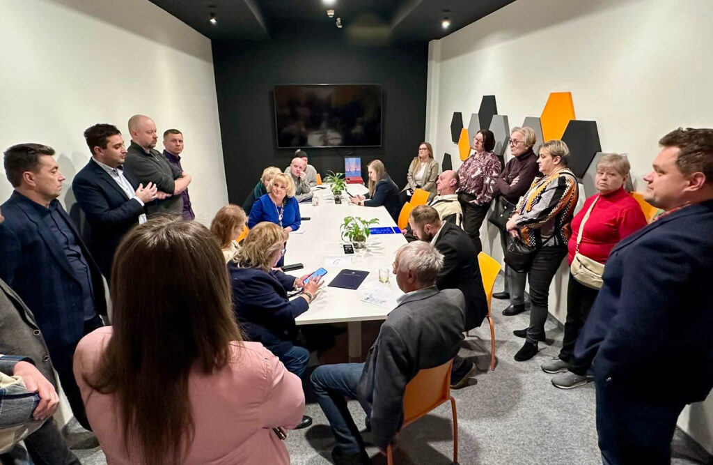 źródło: https://www.halorzeszow.pl/artykul/15424,rady-osiedli-lacza-sily-open-space-przyniosl-konkretne-postulaty-zmian